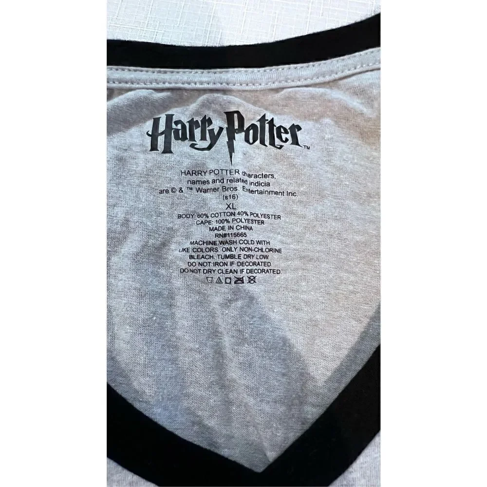 Harry Potter Juniors Hogwarts Crest Caped  Short Sleeve T-Shirt Gray Black Sz XL